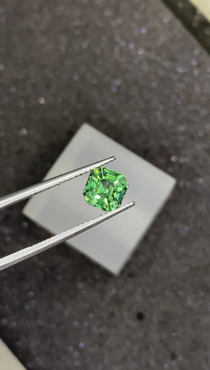 Color Change Green Alexandrite 1.90ct | STARLANKA