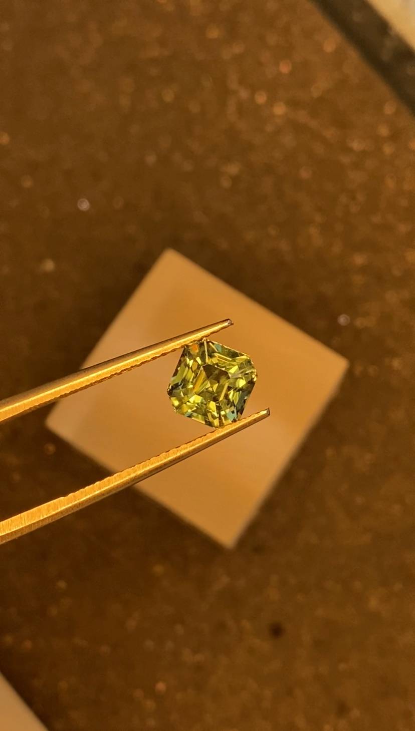 Color Change Green Alexandrite 1.90ct | STARLANKA